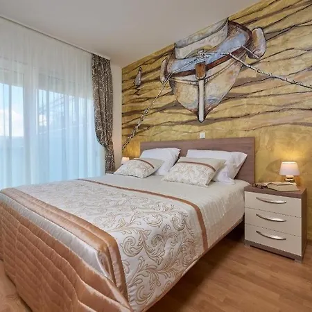 Seaside With A Swimming Pool Arbanija, Ciovo - 24254 شقة تروغير