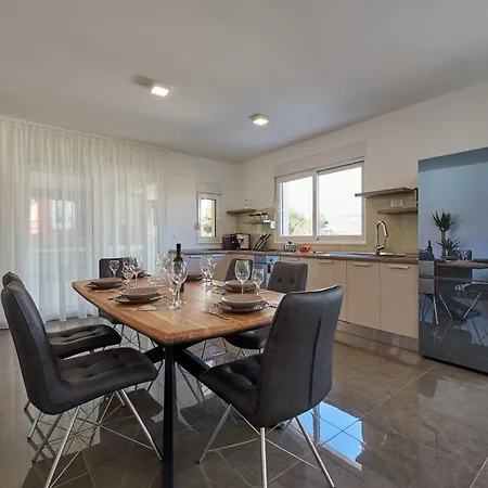 شقة Seaside With A Swimming Pool Arbanija, Ciovo - 24254 تروغير